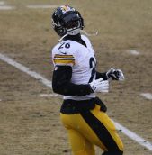 587px-leveon_bell_26_practicing_2013